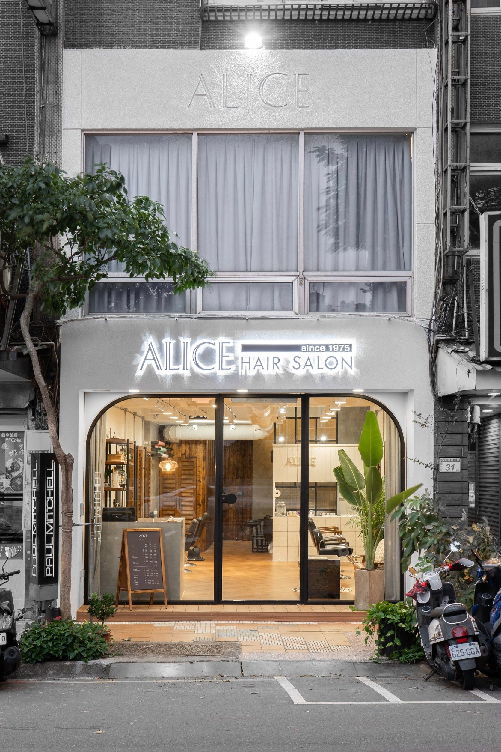 桃園南崁 ALICE Hair Salon 店面外觀，預約到店辨識入口