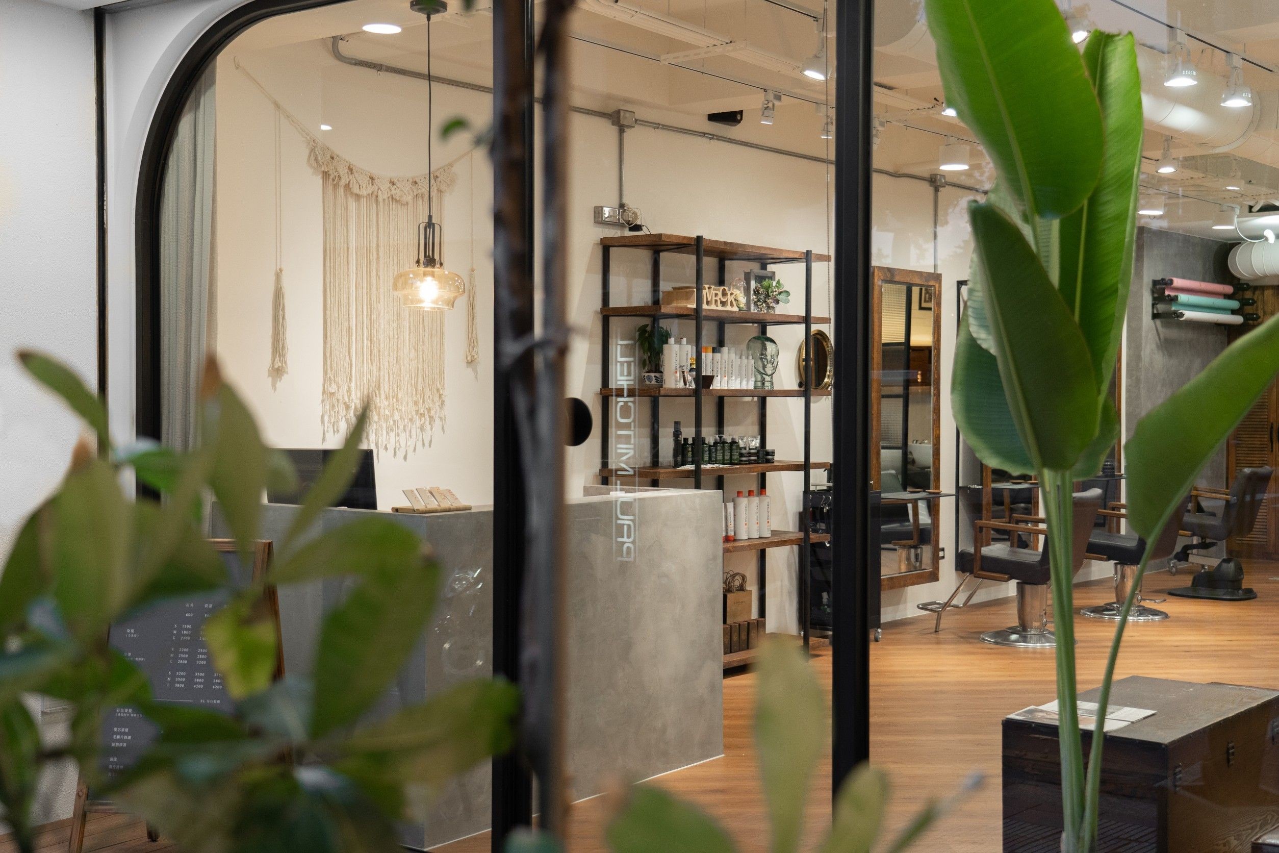 桃園南崁 ALICE Hair Salon 入口植栽，溫暖自然的到店動線