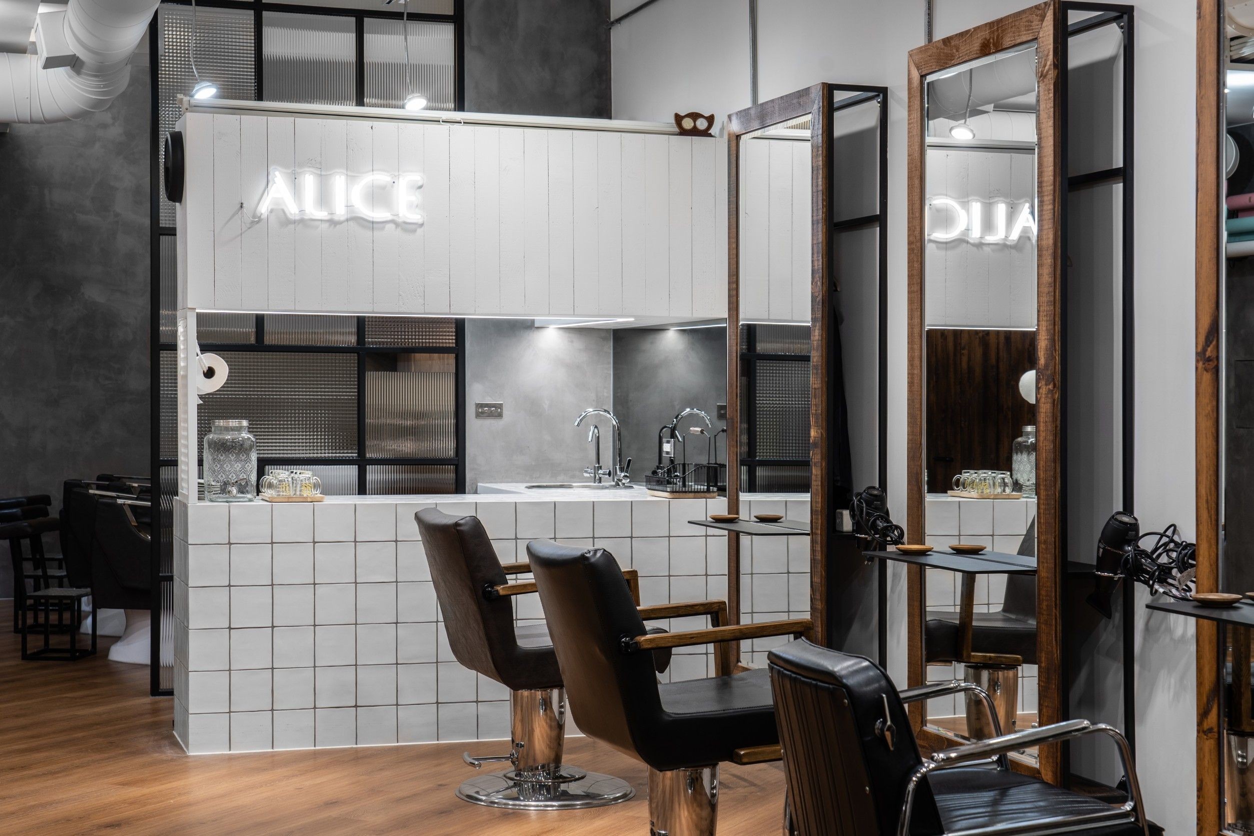 桃園南崁 ALICE Hair Salon 剪髮染髮燙髮服務座位區